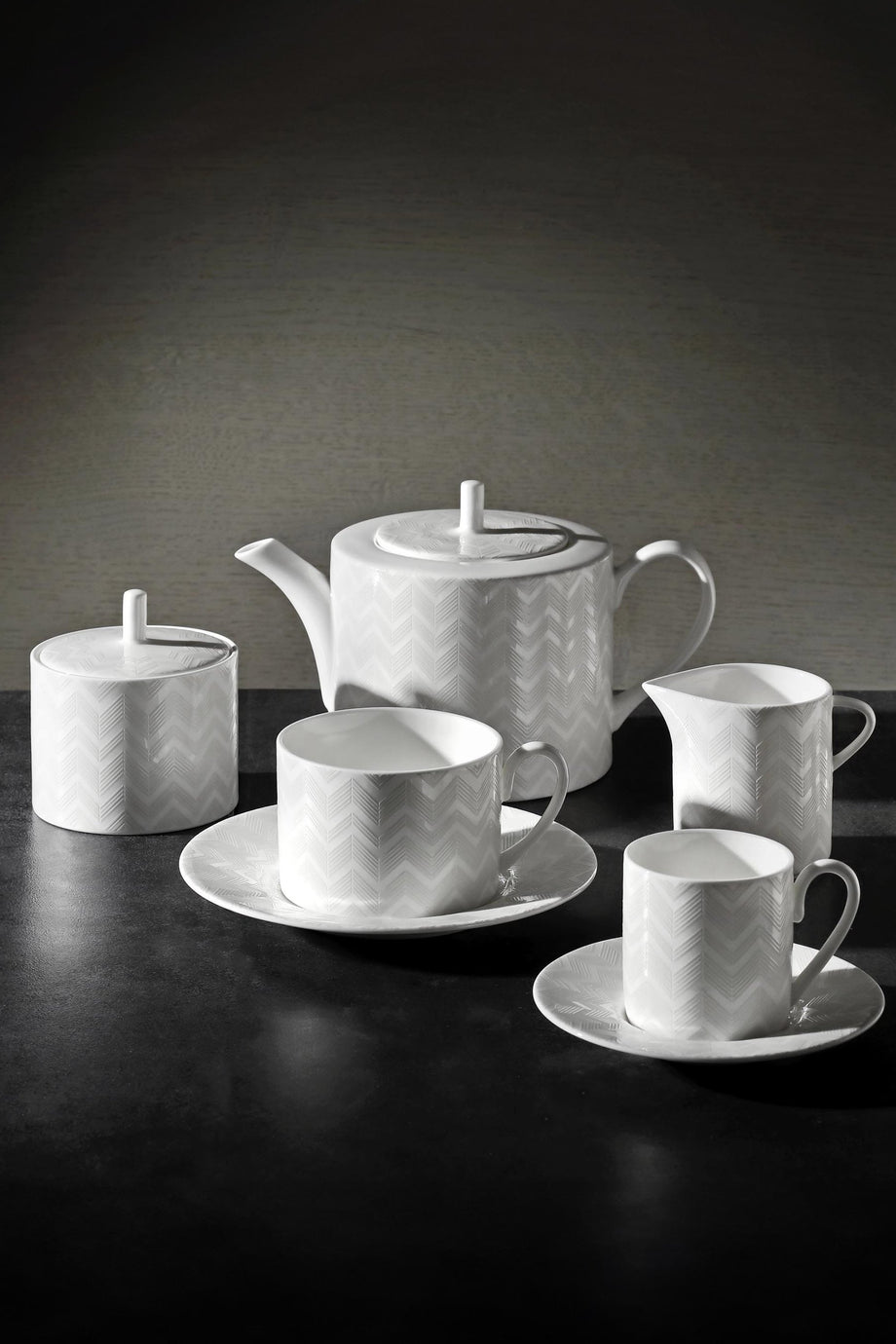 Zig-Zag Kremalık Sürahi İkonik Desenli Bone China & Porselen