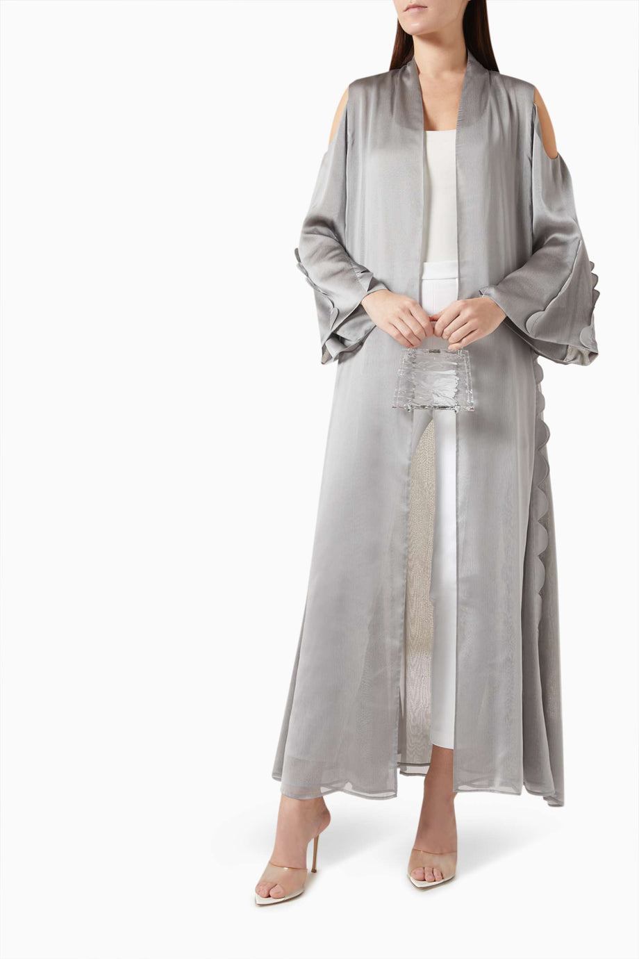 Modern ve Şık Açık Ön Abaya Soğuk Omuz Detaylı ve Dökümlü Kenar Tasarımıyla