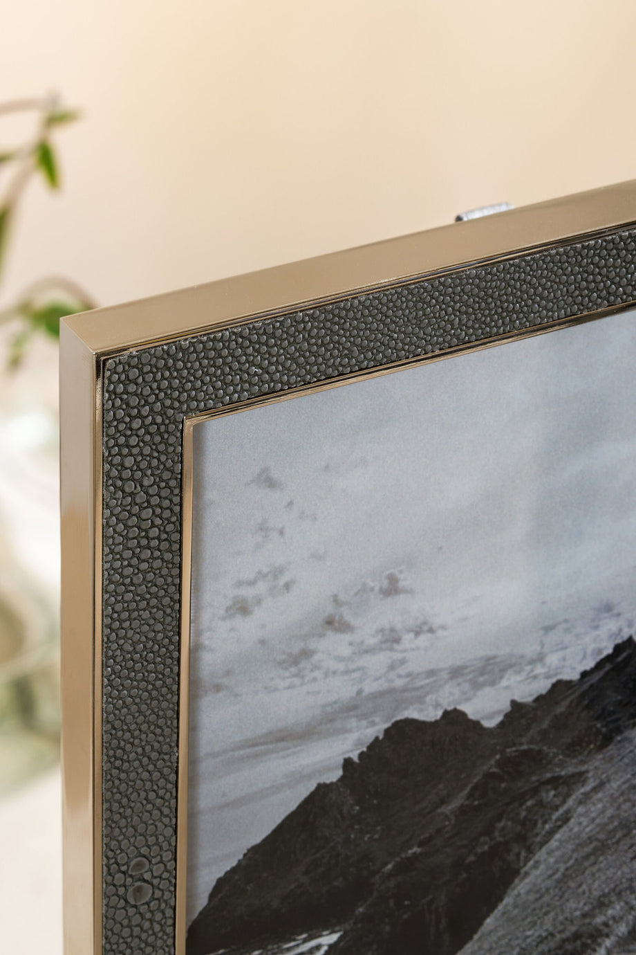 Klasik Dokulu Çift Menteşeli Çerçeve, 5 x 7 inç Fotoğraf için