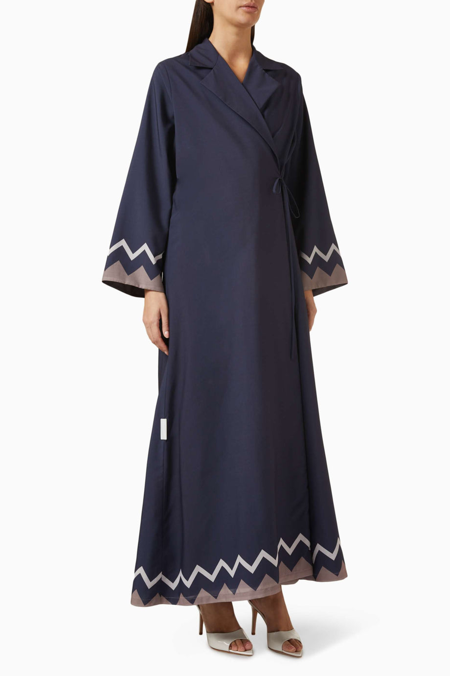 Modern Zigzag Desenli Abaya ve Şeila Takımı ile Şık ve Zarif Görünüm