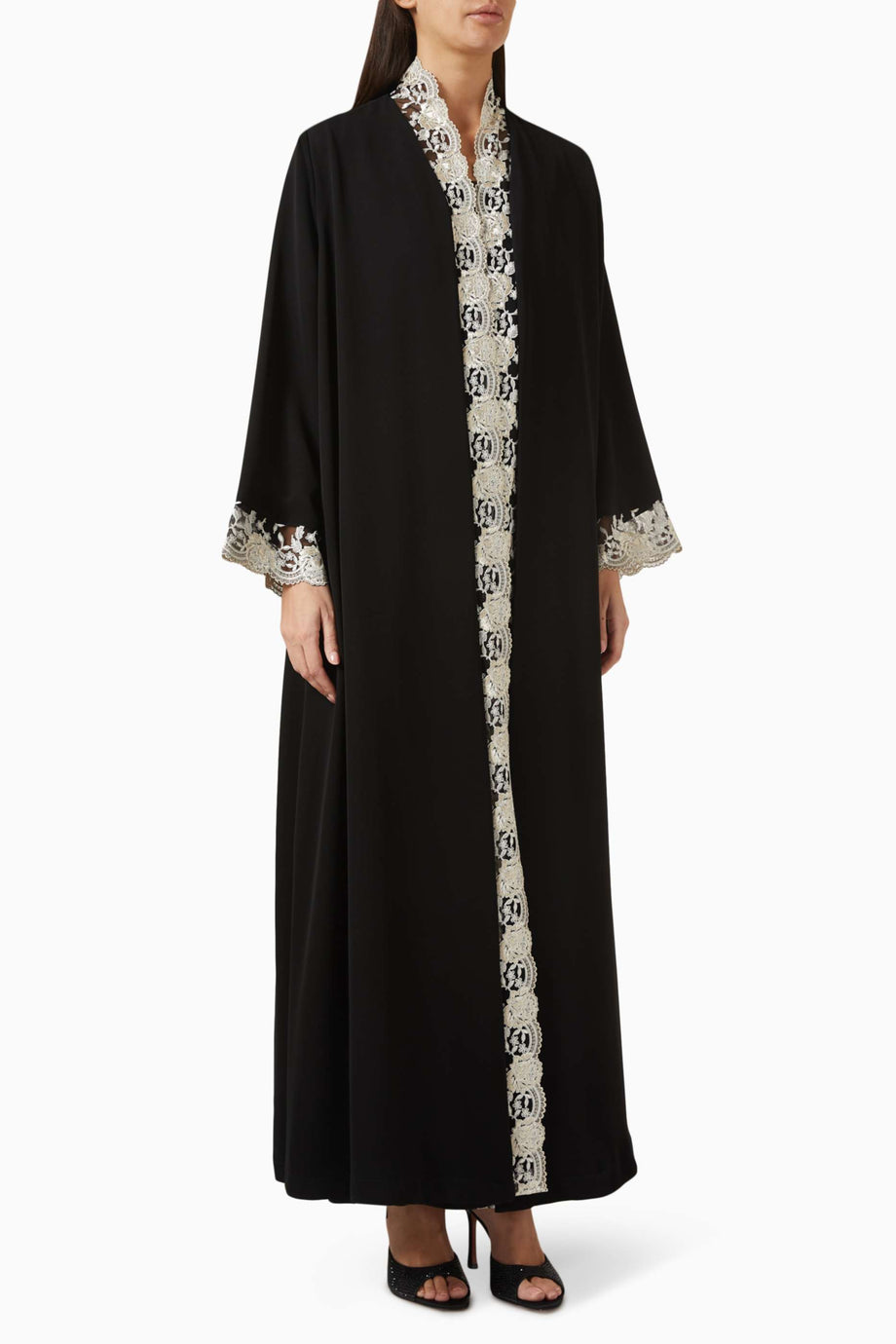 Şık Dantel Detaylı Abaya Nida Kumaşı ile Modern Şıklığın Adresi