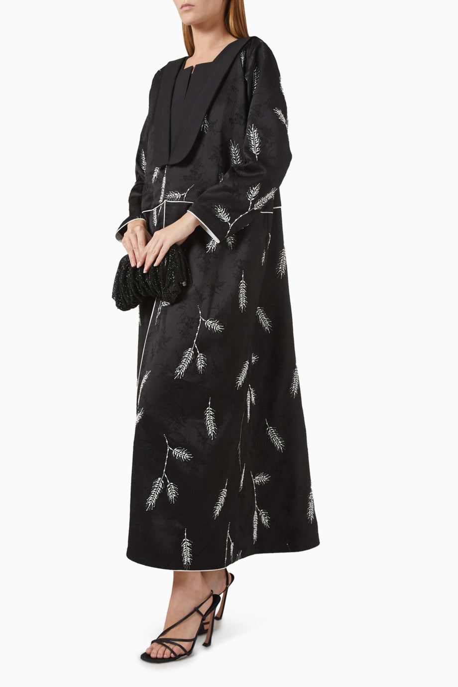Şık Crystal Aksesuarlarla Donatılmış Relax Abaya Rahat ve Sofistike Tasarım