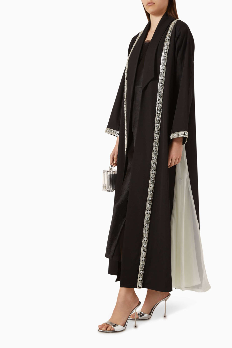 Şık ve Rahat Kristal Detaylı Abaya Açık Ön Tasarım ile Modest Stilde Kullanım Fırsatı