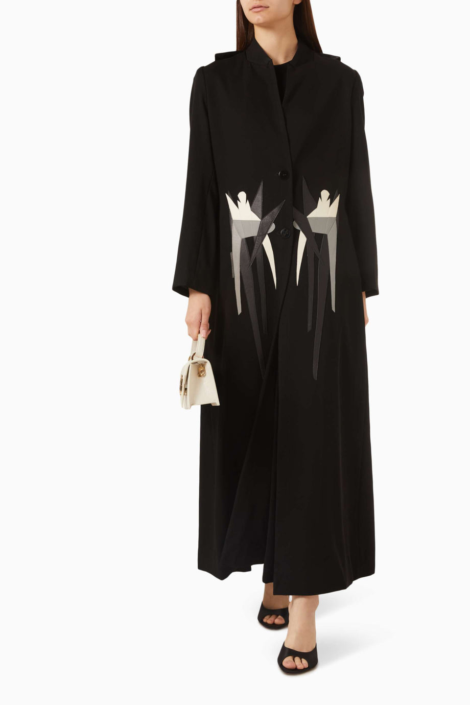 Konforlu Şıklık Sunan Düğmeli İşlemeli Abaya Modern Kadınlar İçin Tasarlandı