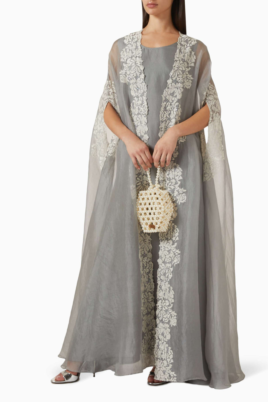 Şık Çiçek Nakışlı Abaya Pratik Kullanım İçin Rahat Tasarım ile Stil Sahibi Olun