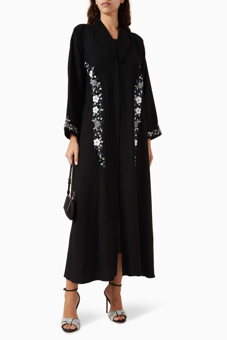 Şık Dikiş ve Boncuk Detaylı Abaya Konforlu Hareket için Tasarlandı