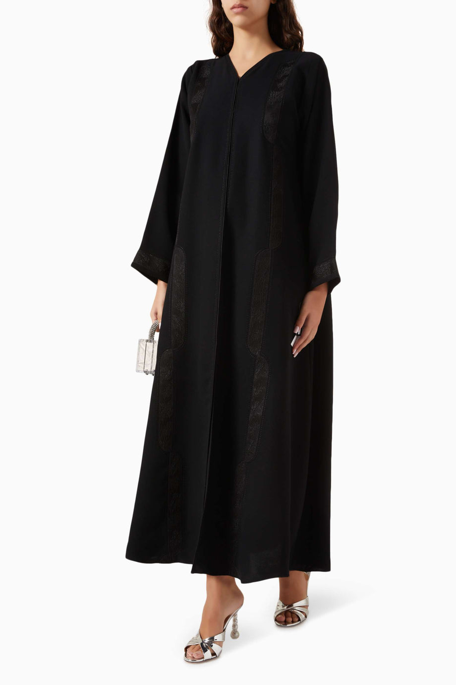 Şık Panel Kesim Nakışlı Abaya ve Sheila ile Rahat ve Şık Stil Seçenekleri