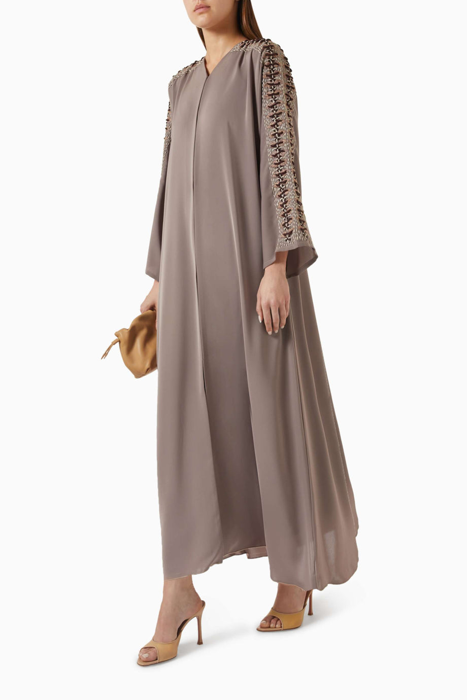 Minimalist Kesim Nakışlı Abaya Konforlu V Yaka ve Uyumlu Sheila ile Şık Görünüm