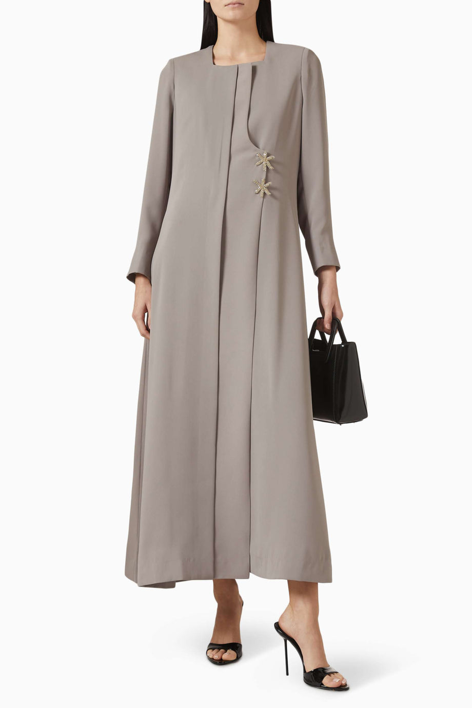 Zarif Tasarımlı Abaya Yumuşak Kemer Detayı ve Işıltılı Düğmeler ile Şıklığı Yakalayın