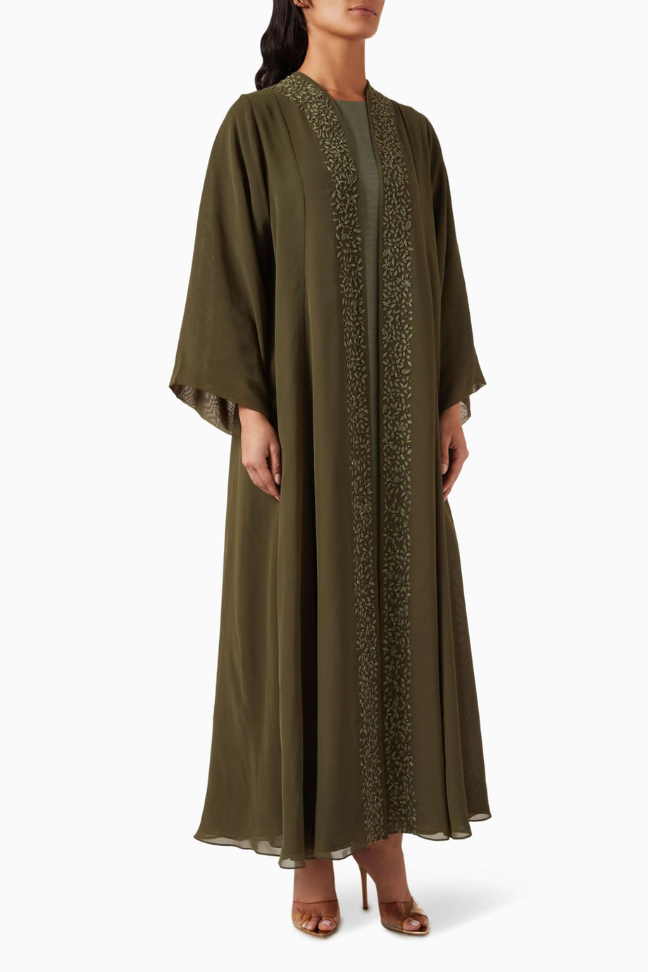 Şık Nakışlı Abaya Seti Rahat Uyum ile Her Etkinlikte Zarafet Sunar