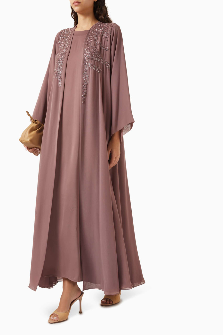 Şık Tam Süslü İki Parça Abaya Seti İçinde Yumuşak Crepe Elbise ile Zarif Tasarım