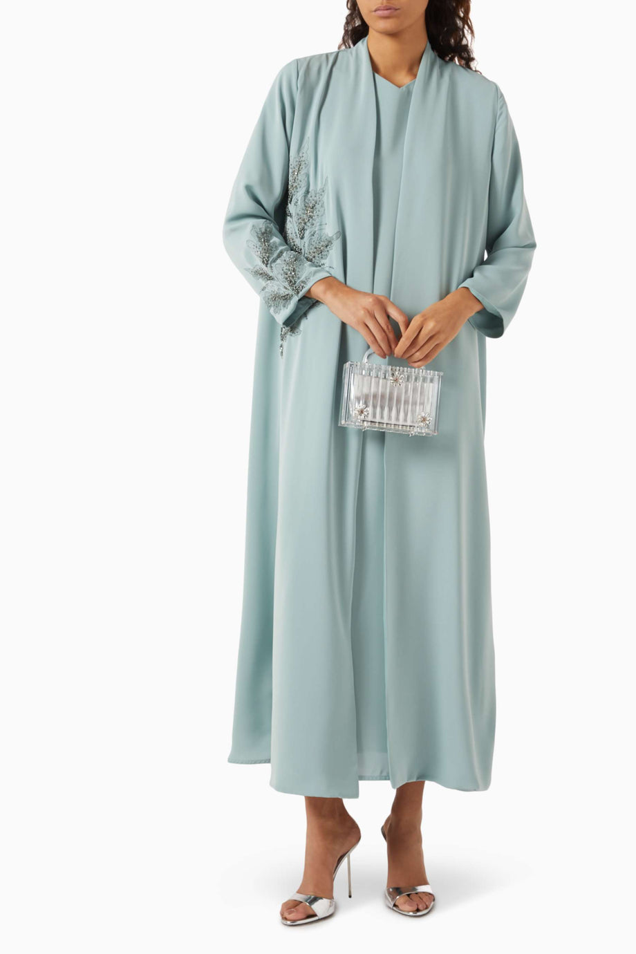 Şık Taş İşlemeli Abaya Modern Kadınlar İçin Konfor ve Zarafeti Bir Arada Sunuyor
