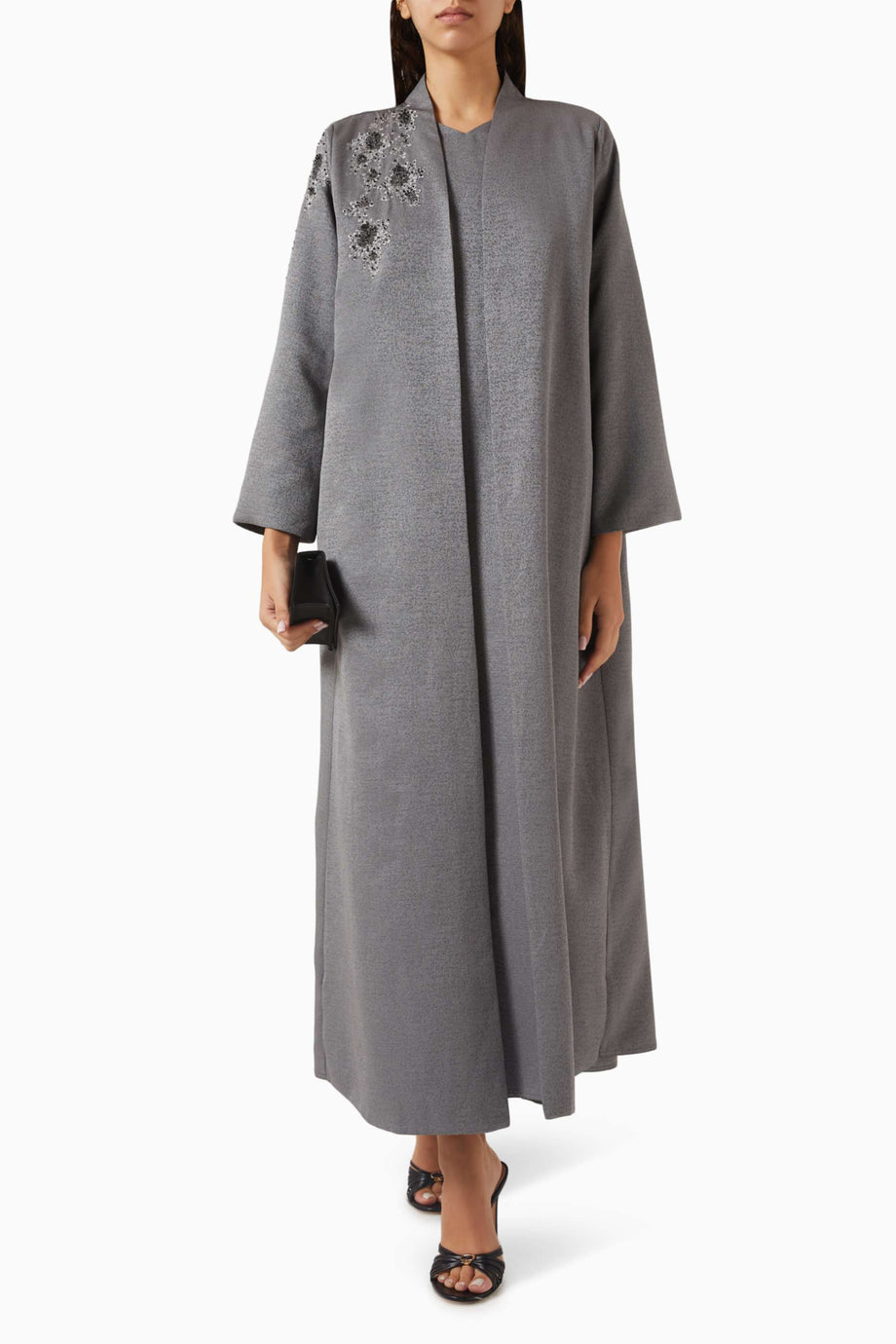Şıklığı ve Konforu Bir Arada Sunan Boncuk İşlemeli Abaya Modası