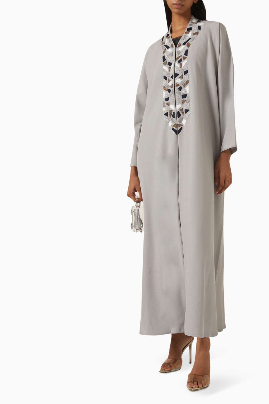 Günlük Şıklık için İşlemeli Abaya ve Eşleşen Şila ile Rahat Kullanım