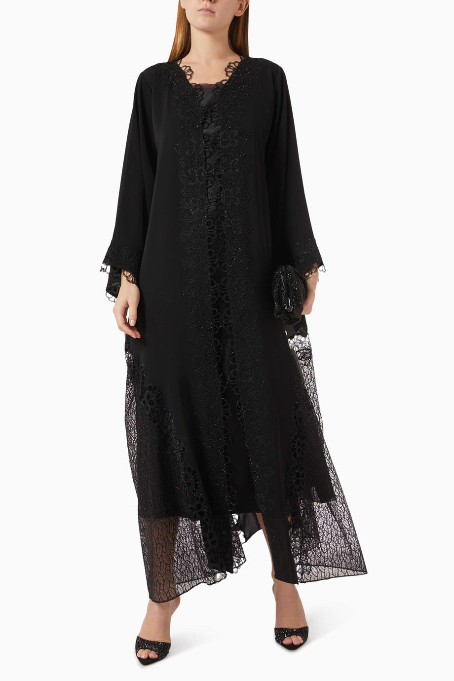 Dantelli Nakışlı Abaya Hareketli Siluetiyle Şıklığı Yansıtıyor