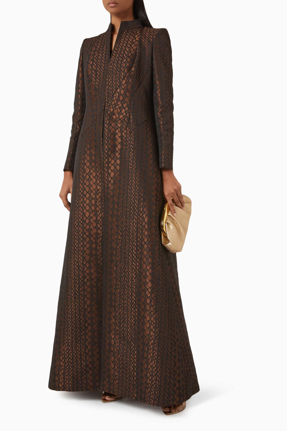 Özgün Şekliyle Uzun Modern Abaya Şıklığı ve Yılan Derisi Dokusu ile Elegan Tarz