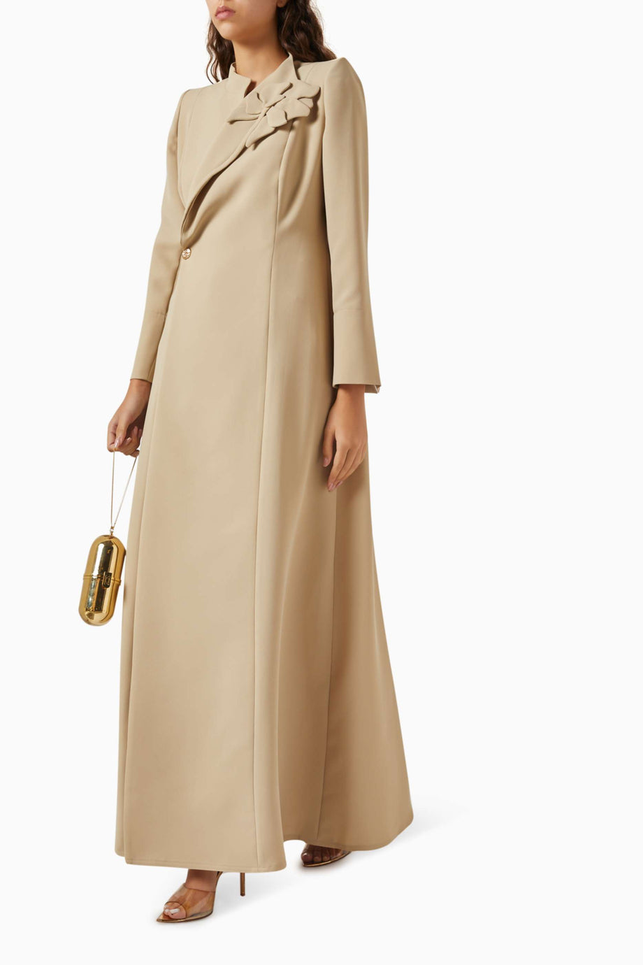 Şık Çiçek Aksesuarı Detaylı Asimetrik Abaya Modern Tasarım ve Zarif Duruş