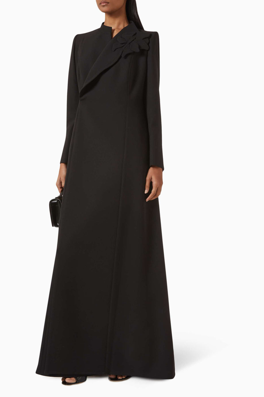 Şık Çiçek Detaylı Asimetrik Abaya Modern ve Geleneksel Tasarım ile Öne Çıkıyor