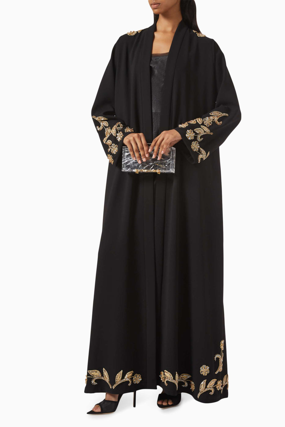 Şık Çiçek Nakışlı Abaya Rahat Tasarım ve Modern Dokunuş ile Göz Alıcı Kombinler için Ideal