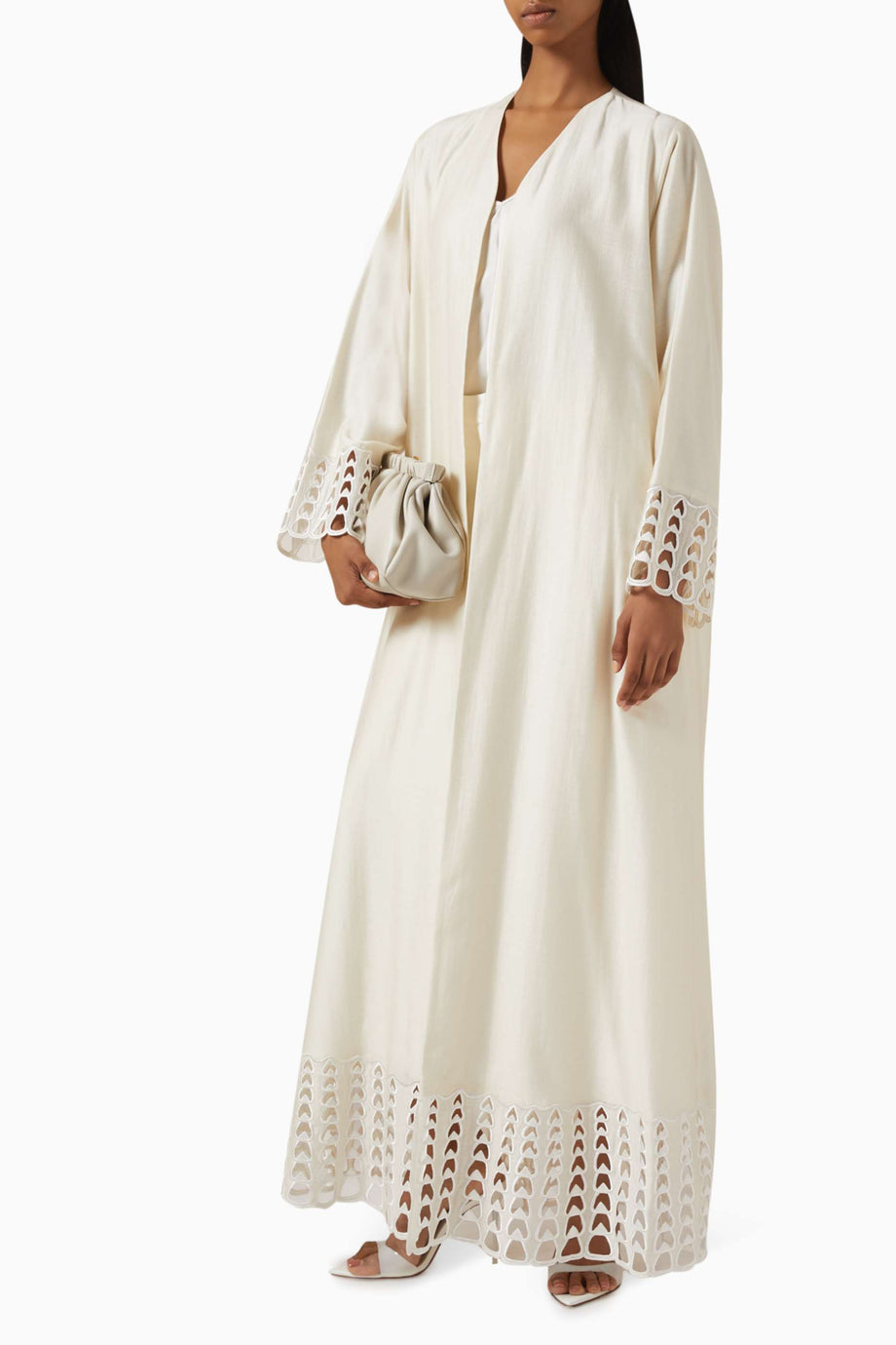 Lüks Tasarım ve Modern Dokunuşla Kesik Nakışlı Abaya Modası