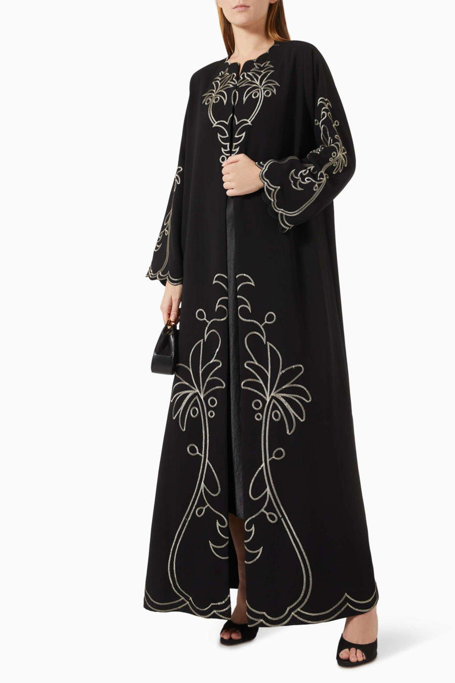 Şık İşlemeli Abaya Konforlu Siluet ve Modern Tasarım ile Öne Çıkıyor