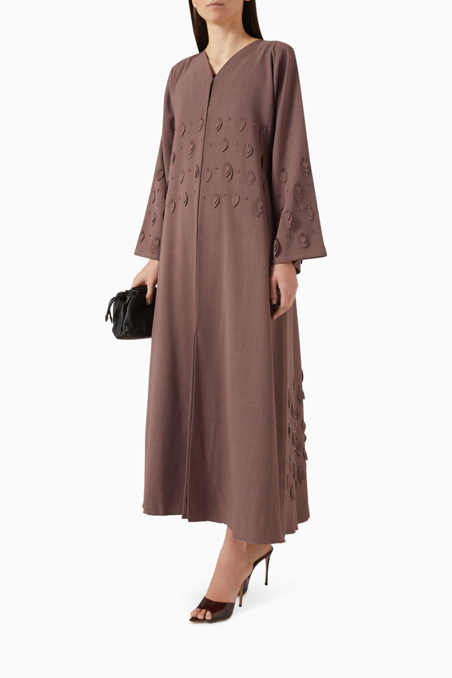 İşlemeli Abaya ile Şıklığı Yakalayın İnce Keten Karışımı ve Modern Tasarım Püf Noktaları