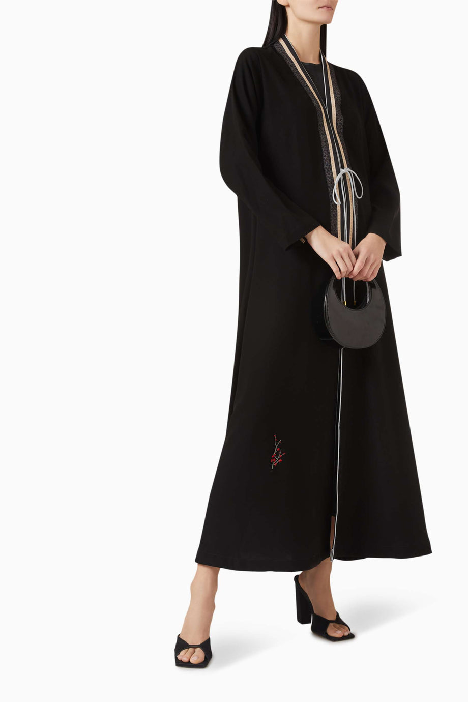 Şık ve Modern Kuşaklı Abaya Tasarımı ile Elegan Bir Görünüm
