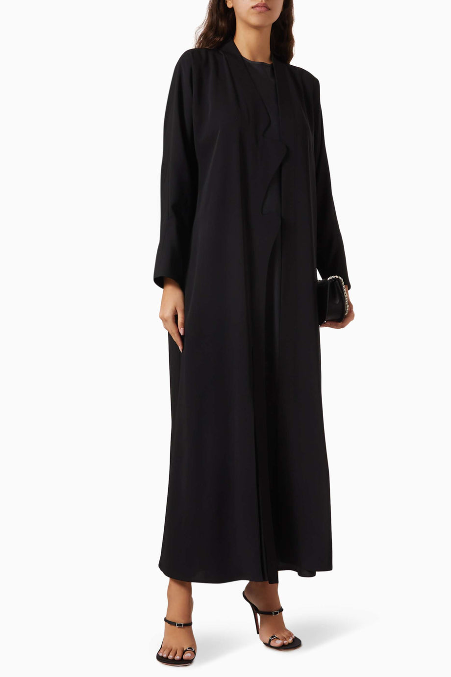 Minimalist Tasarım ile Hareketi Buluşturan İnce Detaylı Abaya ve Uyumlu Sheila