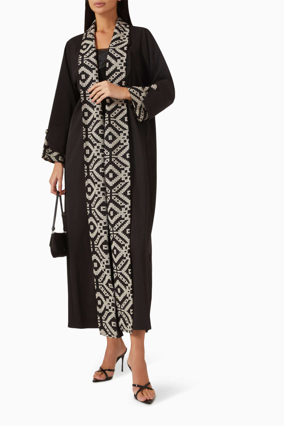 Şık İşlemeli Abaya ile Günlük ve Gece Şıklığı Sağlayın