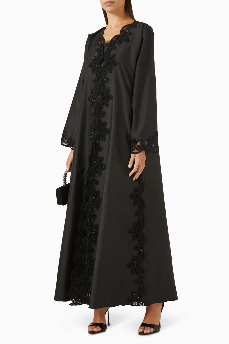 Romantik Zarafet Sunan Dantel ve Boncuk İşlemeli Abaya ile Şık Görünüm Eğlenceleri için