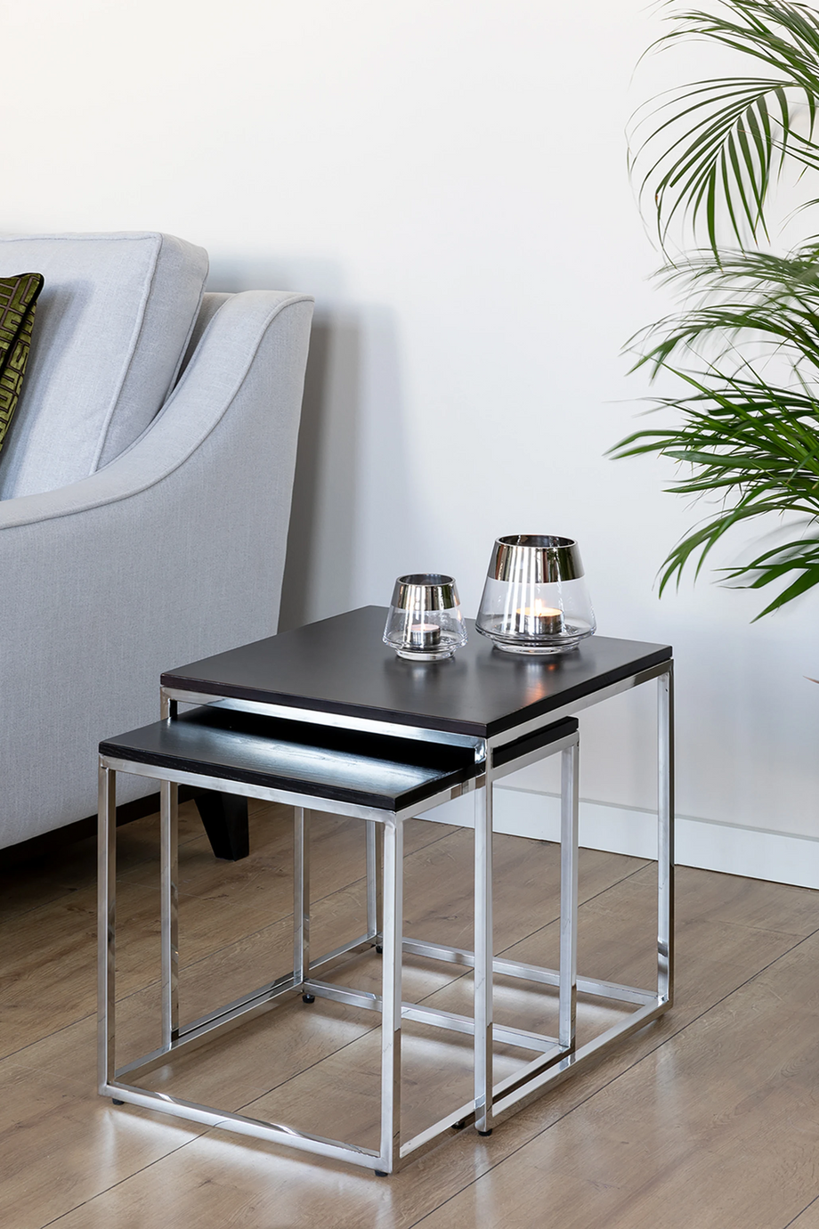 NOVO 2li Yan Sehpa Seti 46 cm Eik Kaplama Çelik Gövde Modern İç Mekan Tasarımı