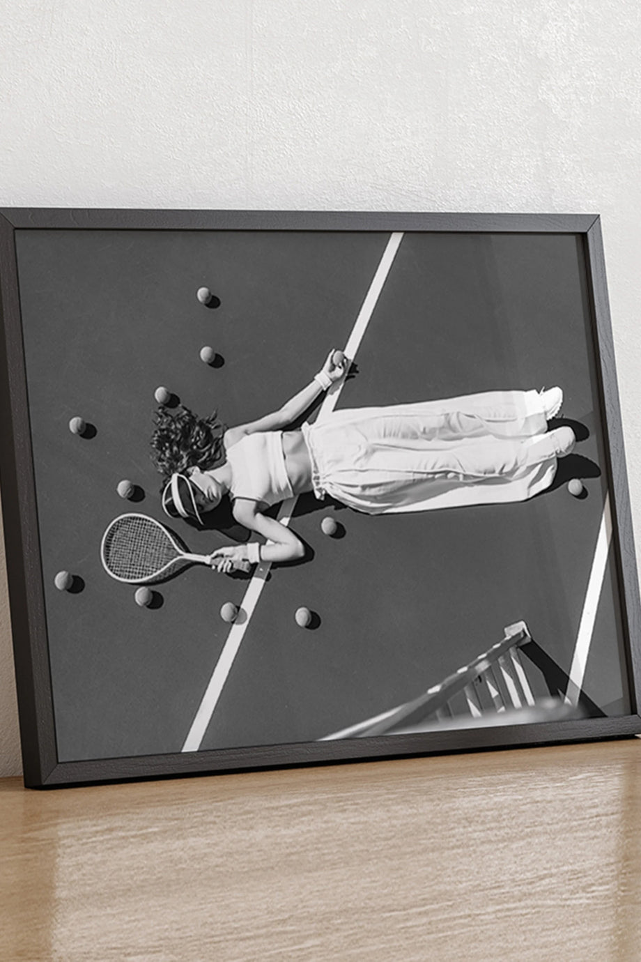 Tenis Sahasında Yatan Kadın, Çerçeveli Duvar Tablosu
