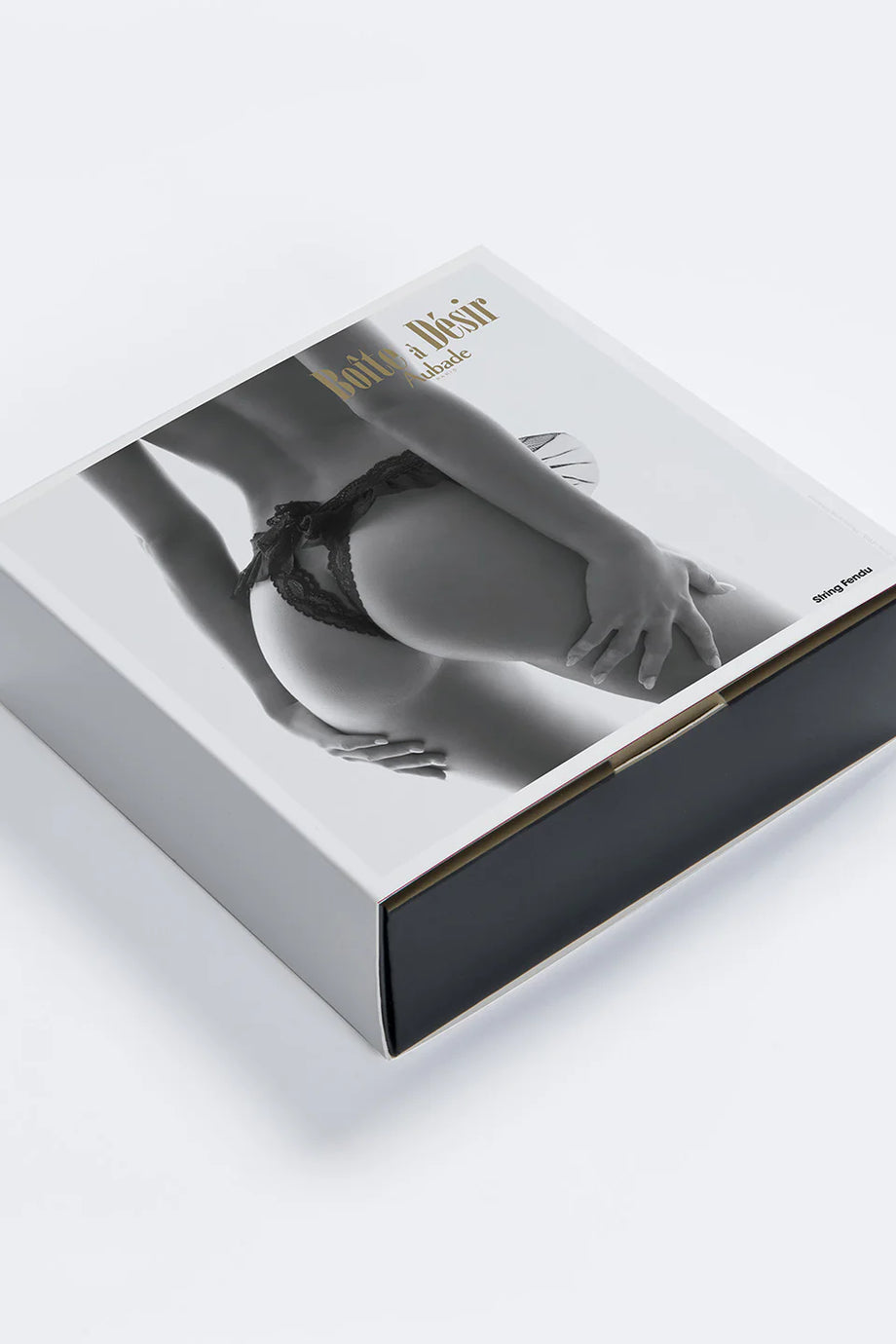 Boîte à Désir Siyah Dantel Tanga, Tüll Fırfırlı Bel Bandı ve Ayarlanabilir Bağcık Detaylı