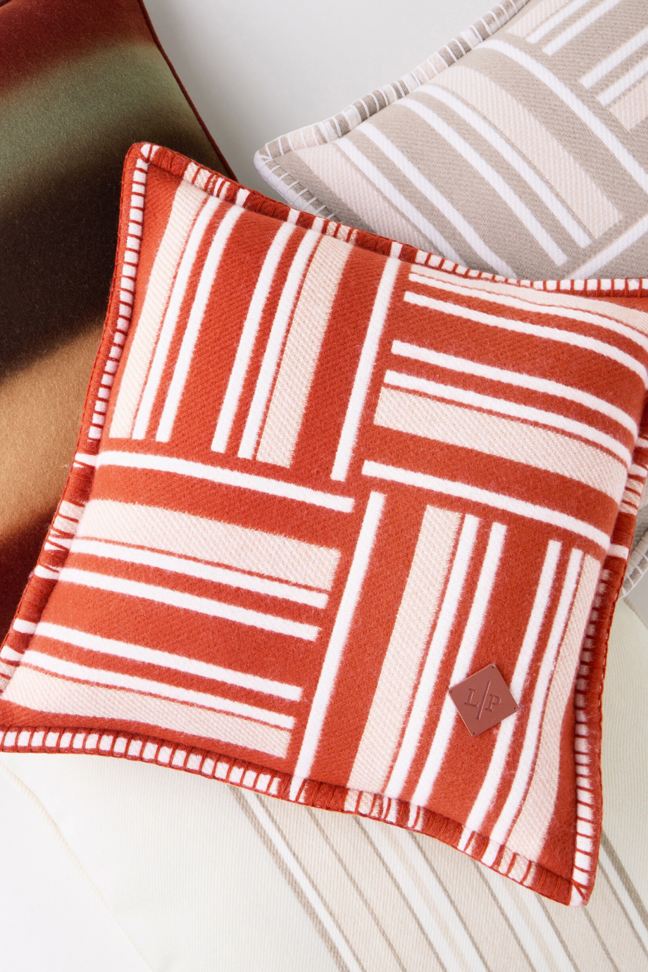 Jakarlı Yün Kaşmir, İtalyan Tasarımı Bej Dekoratif Kırlent