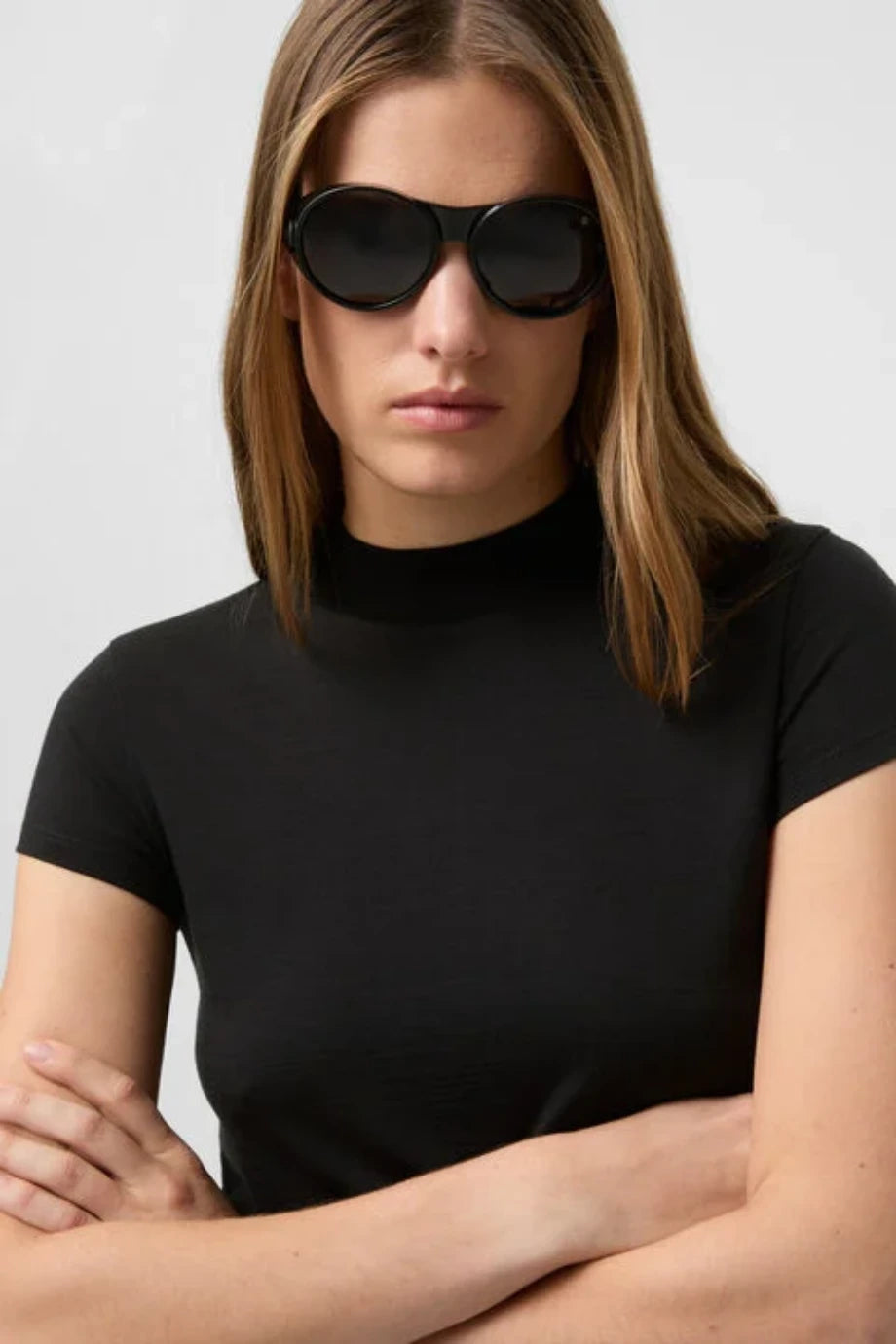 Winja Stand-Up Yaka ve B-Signé Detaylı Yün Kadın Tişört