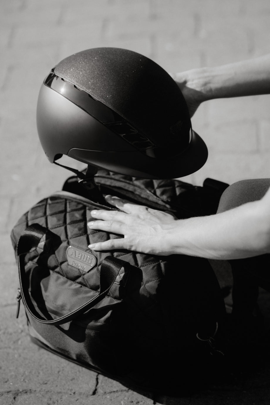 Abus Unisex Kask Çantası Koruyucu Pedli Fonksiyonel Tasarım