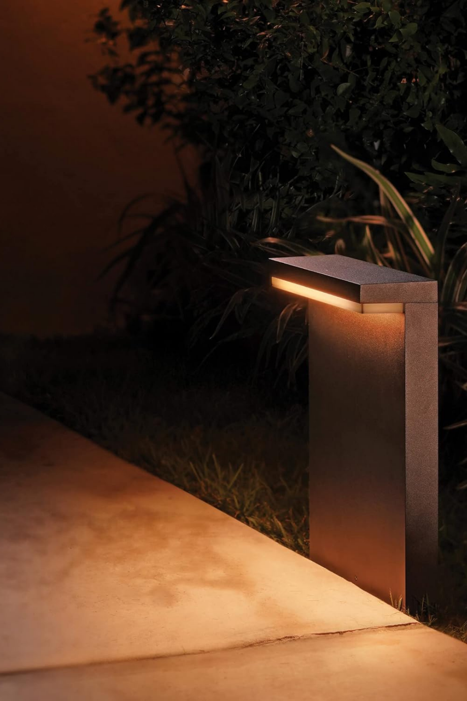 Hue Nyro Renkli Dış Mekan LED Yol Lambası Alexa Uyumlu