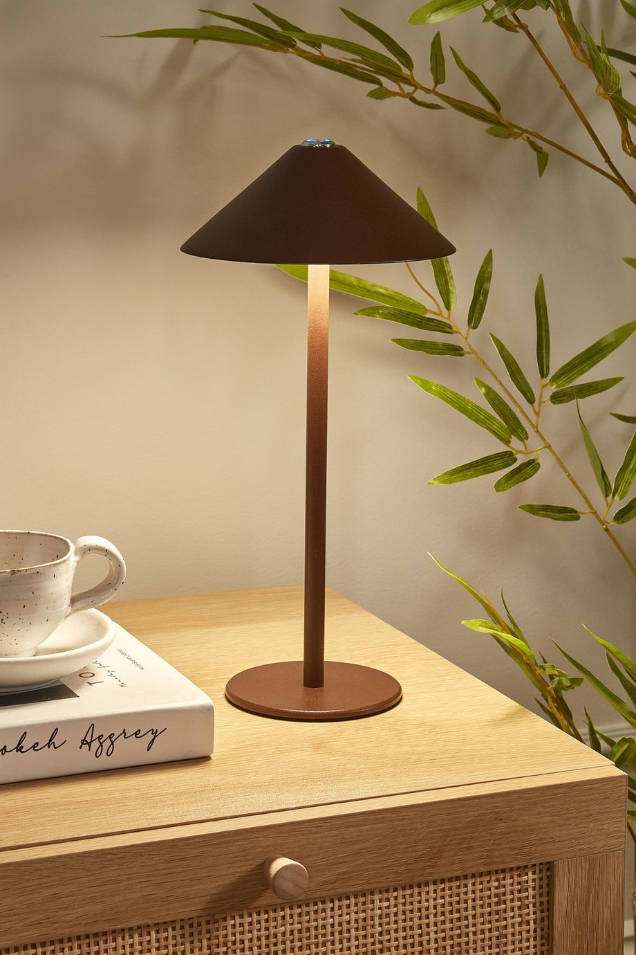 Kahverengi Kablosuz LED Masa Lambası, Dimmerli, USB Şarjlı ve Modern Tasarım