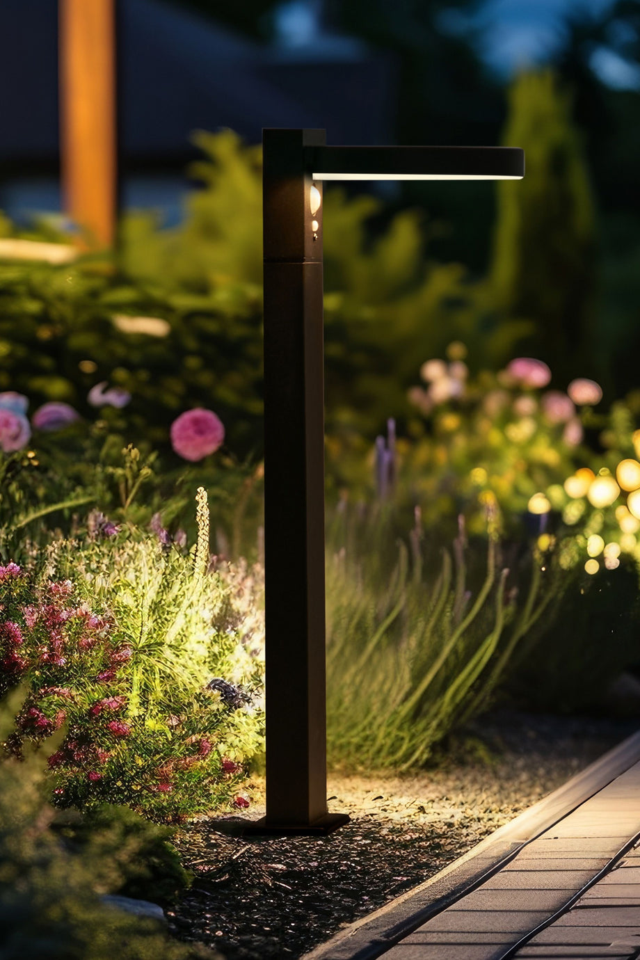 Güneş Enerjili LED Bahçe Lambası, Hareket Sensörlü ve IP44 Korumalı Modern Tasarım