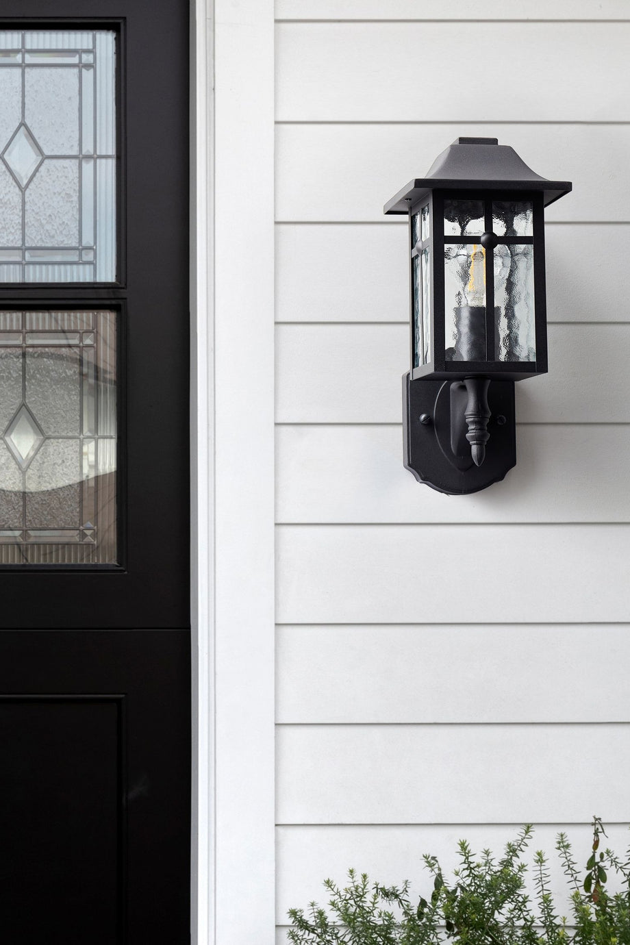 Siyah Dış Mekan Duvar Lambası, Şık Tasarım ve IP44 Suya Dayanıklı Gövde