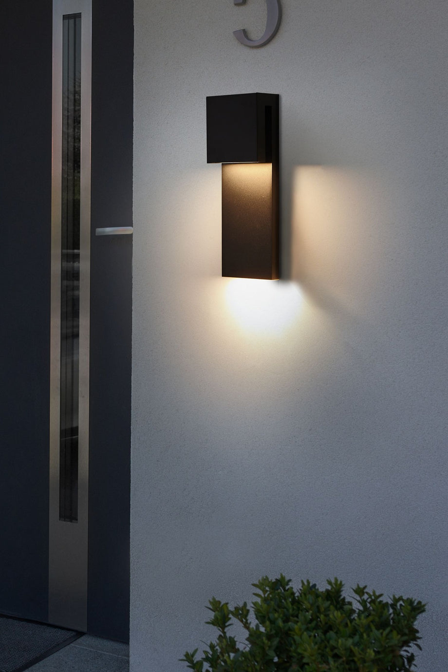 Siyah Minimal LED Dış Mekan Duvar Lambası, IP44 Korumalı ve Modern Tasarım