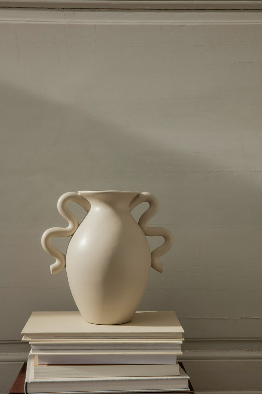 Mat Seramik Vazo – Dalgalı Saplı, El Yapımı Görünüm, 27 cm