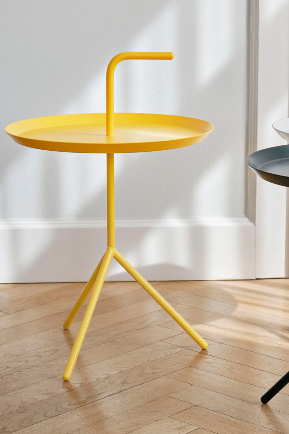 DLM Yan Sehpa, Taşınabilir Saplı Tasarım, Toz Boyalı Mat Çelik, Thomas Bentzen İmzası