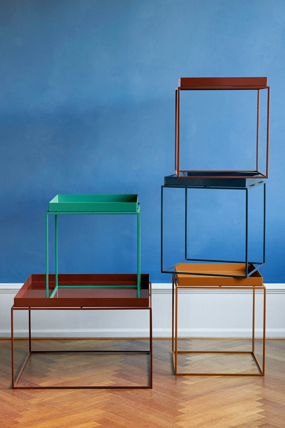 Tray Yan Sehpa, Toz Kaplamalı Çelik Gövde ve Çıkarılabilir Tepsi, Modern Tasarım