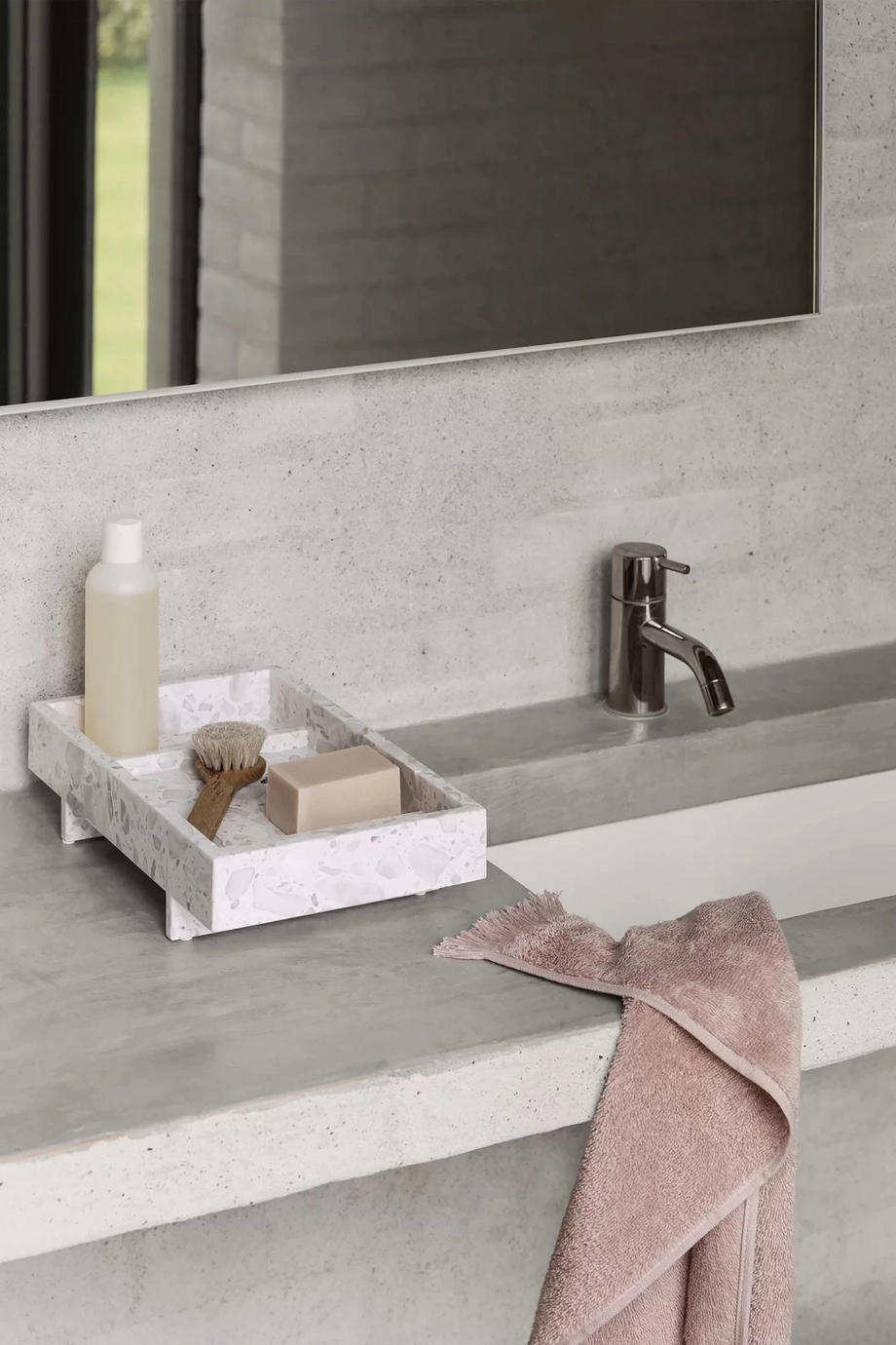Abento 30x18 cm Mermer Ayaklı Dekoratif Tepsi Skulptürel Tasarım