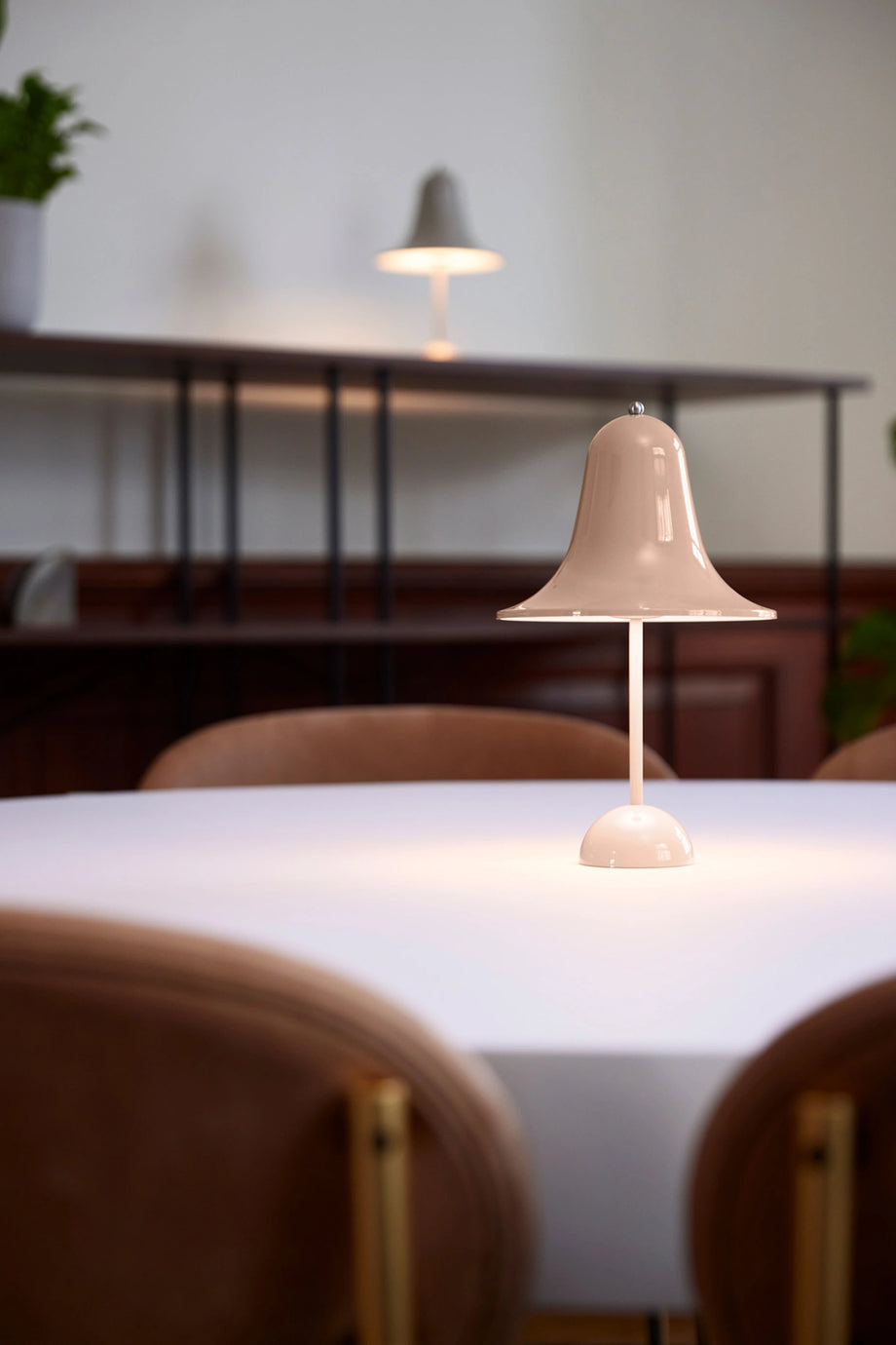 Verner Panton Tasarımı Taşınabilir LED Masa Lambası – IP44, Şarjlı, Modern Çan Formu