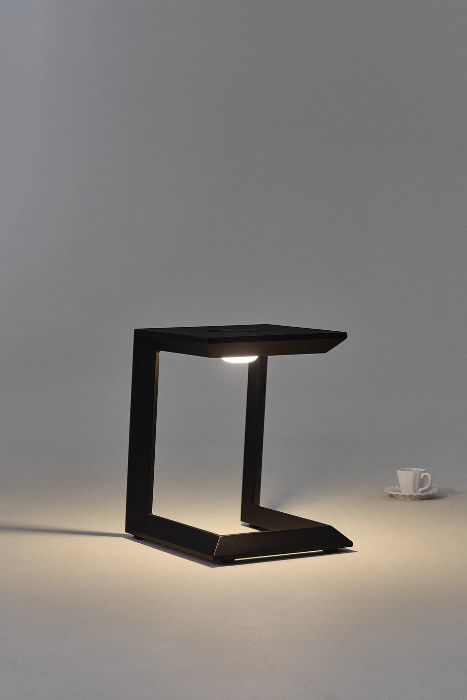 SOLO LED Solar Sehpa IP65, 12 LED, USB Şarjlı, 48 cm Yükseklik, Dış Mekan Alüminyum Masa