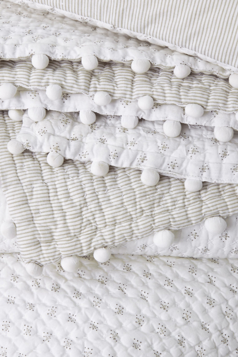 Brittany Yatak Örtüsü – Ters Yüz Edilebilir ve Pom-Pom Detaylı Şık Tasarım