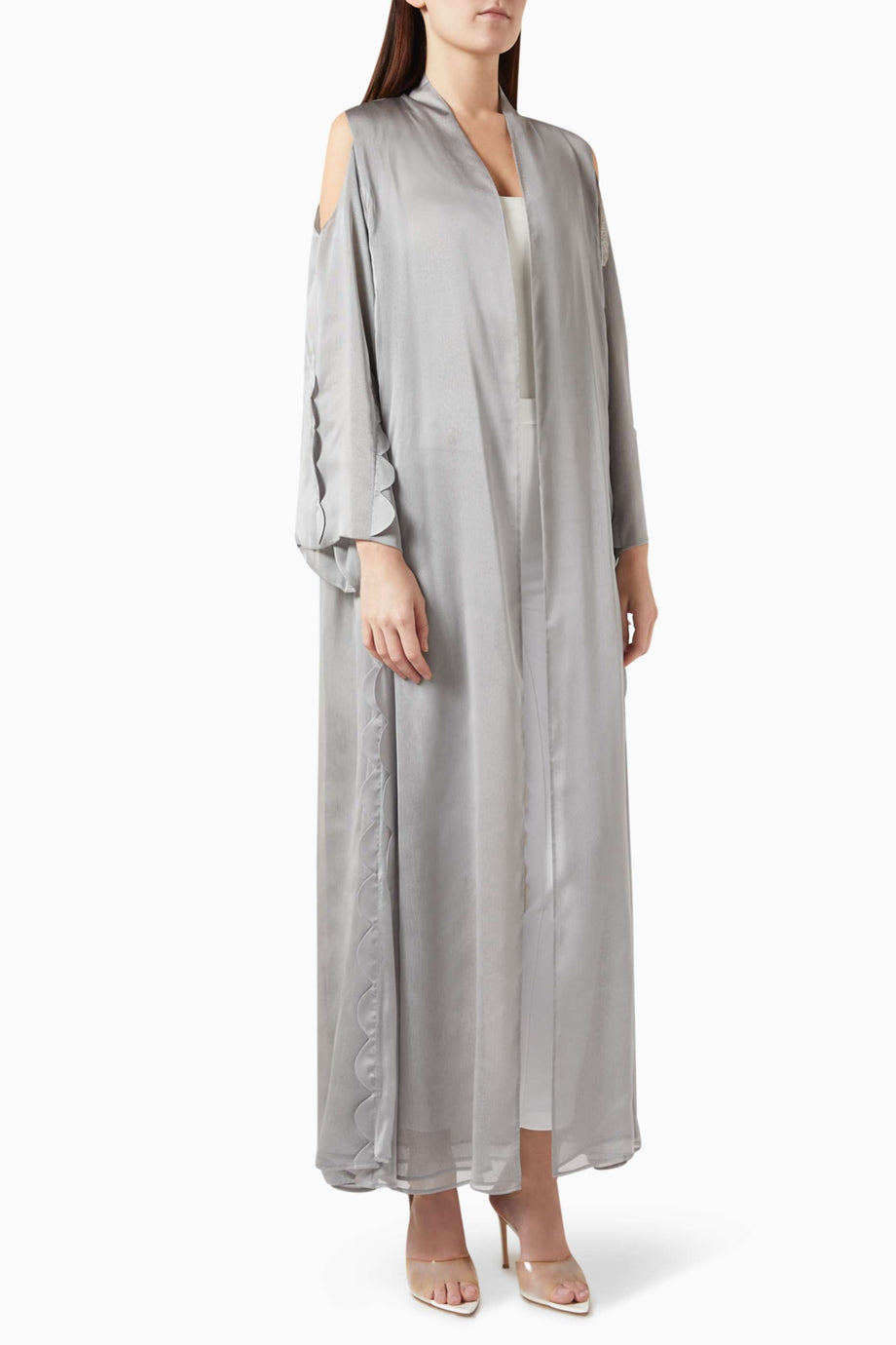 Modern ve Şık Açık Ön Abaya Soğuk Omuz Detaylı ve Dökümlü Kenar Tasarımıyla