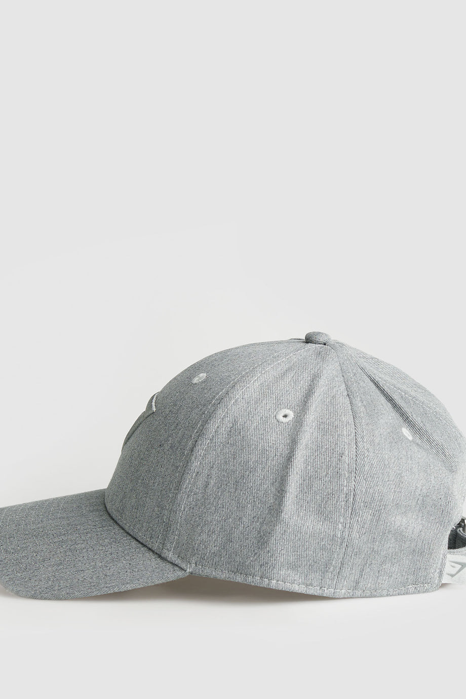 Sharkhead Snapback Şapka, Klasik Tasarım ve Yükseltilmiş Logo ile Şık ve Konforlu